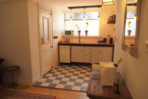 Kuchyň nebo kuchyňský kout v ubytování B&B Bureau Warmoesstraat