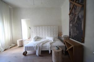 1 dormitorio con cama blanca y ventana grande en Strelnieku Avenue Apartment Jurmala, en Jūrmala