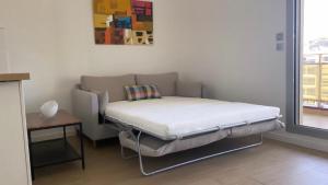 Bett in der Ecke eines Zimmers in der Unterkunft Sublime Appart- Vue Mer-Prado13008- Proche Plage Vélodrome in Marseille