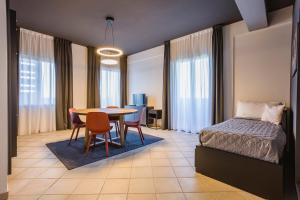 Zimmer mit einem Bett, einem Tisch und Stühlen in der Unterkunft Residence 9 Line in Milano Marittima
