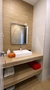 ein Badezimmer mit einem Waschbecken, einem Spiegel und Handtüchern in der Unterkunft Sublime Appart- Vue Mer-Prado13008- Proche Plage Vélodrome in Marseille