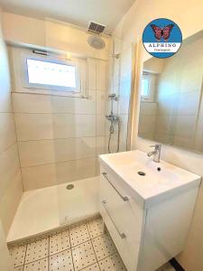 Ванная комната в Deux Chambres cocooning tout confort "PAS DE CUISINE"