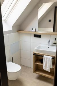 uma casa de banho com um lavatório e um WC em Lieb&Wert em Raesfeld