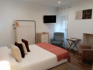 A bed or beds in a room at Restaurante & Hotel Rural El Mirador de Trevejo,ideal para parejas