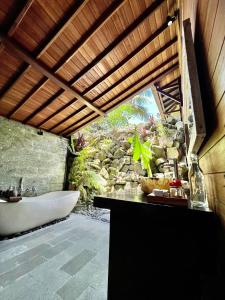 uma casa de banho com uma banheira e um lavatório em Aix Cottage Ubud em Ubud