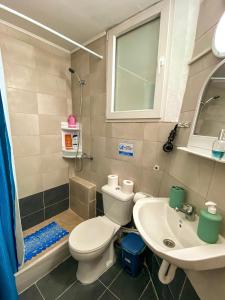 Et badeværelse på Sea View Studio Armenistis Ikarias No2