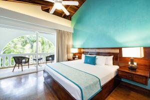 Voodi või voodid majutusasutuse Hotel Tamarindo Diria Beach Resort toas
