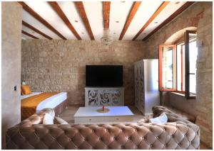 TV a/nebo společenská místnost v ubytování Luxury Seafront Suite Fabri