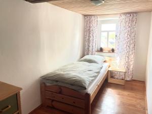 uma pequena cama num quarto com uma janela em Ferienhaus Beller Gehaichnis em Bell