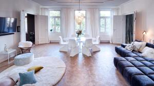 陶努斯山區克龍貝格的住宿－Oberurseler，客厅配有沙发和桌子