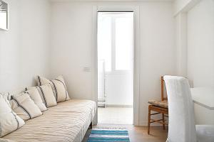 ein Wohnzimmer mit einem Sofa und einem Stuhl in der Unterkunft Conero Casa - Marcelli di Numana in Via Litoranea 101 in Marcelli