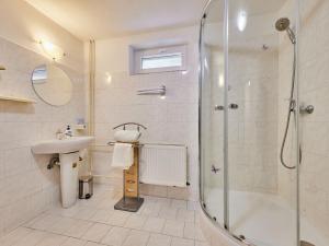 Koupelna v ubytování Studio U Šustrů by Interhome