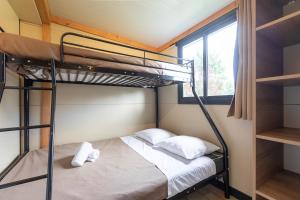 Postel nebo postele na pokoji v ubytování Huttopia Les Châteaux + 19 fotografií