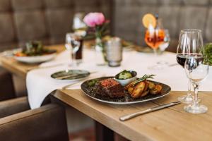 uma mesa com um prato de comida e um copo de vinho em Lieb&Wert em Raesfeld