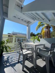 a patio with a white table and chairs on a balcony at AL HAMRA in San Andrés