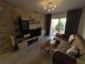 Televízia a/alebo spoločenská miestnosť v ubytovaní Apartamento Céntrico en S'agaró