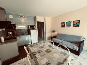 Kuchyňa alebo kuchynka v ubytovaní Standing et océan à 50m, appartement de l'oasis + 5 fotografií