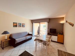 Posedenie v ubytovaní Standing et océan à 50m, appartement de l'oasis
