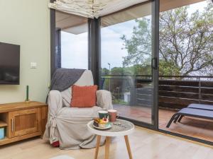 Televízia a/alebo spoločenská miestnosť v ubytovaní Apartment Sa Boadella Mimosa by Interhome
