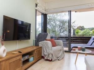 Televízia a/alebo spoločenská miestnosť v ubytovaní Apartment Sa Boadella Mimosa by Interhome