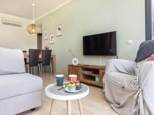 Televízia a/alebo spoločenská miestnosť v ubytovaní Apartment Sa Boadella Mimosa by Interhome + 18 fotografií