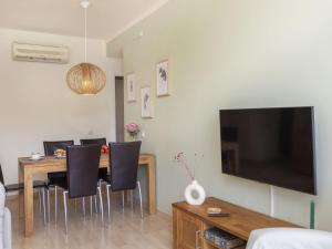 Televízia a/alebo spoločenská miestnosť v ubytovaní Apartment Sa Boadella Mimosa by Interhome