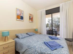 Posteľ alebo postele v izbe v ubytovaní Apartment Sa Boadella Mimosa by Interhome