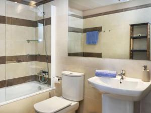 Kúpeľňa v ubytovaní Apartment Sa Boadella Mimosa by Interhome