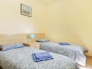 Posteľ alebo postele v izbe v ubytovaní Apartment Sa Boadella Mimosa by Interhome