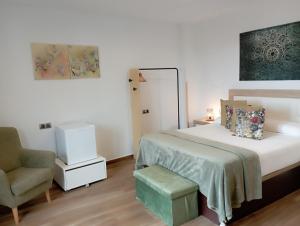 A bed or beds in a room at Restaurante & Hotel Rural El Mirador de Trevejo,ideal para parejas