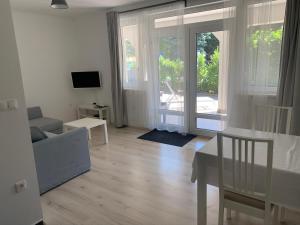 Televiisor ja/või meelelahutuskeskus majutusasutuses Vitorlás Apartman