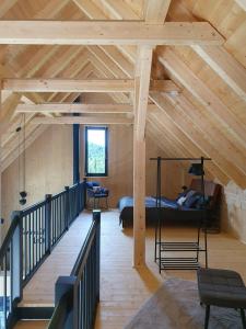 Cette chambre comprend un lit au plafond en bois. dans l'établissement Odenwald-Lodge mit Infrarotsauna und E-Ladestation im Naturpark Odenwald "Haus Himmelblau", à Reichelsheim