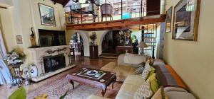 een woonkamer met een bank en een open haard bij Villa La Paz 2 in Puerto de la Cruz