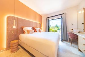 Hotel Brin d'Azur - Saint Tropez客房内的一张或多张床位