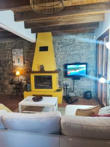 ein Wohnzimmer mit einem Sofa und einem TV in der Unterkunft Quinta Meneses in Santa Cruz