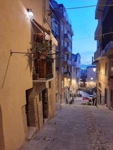 Cagliari Centro في كالياري: زقاق فيه عماره ومبنى فيه محطه