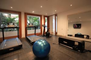 una habitación con un gimnasio con una bola azul. en Casa Pestagua Relais Châteaux en Cartagena de Indias