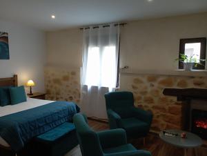 A seating area at Restaurante & Hotel Rural El Mirador de Trevejo,ideal para parejas