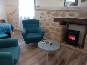 A seating area at Restaurante & Hotel Rural El Mirador de Trevejo,ideal para parejas