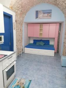 1 dormitorio pequeño con 1 cama en la cocina en casa Aurora centro storico, en Vieste