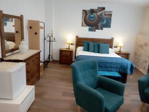 A bed or beds in a room at Restaurante & Hotel Rural El Mirador de Trevejo,ideal para parejas