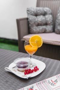ein Glas Orangensaft und Beeren auf dem Tisch in der Unterkunft Privilege suits Swatar in Birkirkara