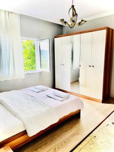 ein Schlafzimmer mit einem großen Bett und einem großen Spiegel in der Unterkunft Five Stars Apart in Trabzon