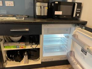- un réfrigérateur avec une porte ouverte dans la cuisine dans l'établissement No4 On The Door, à Fort William