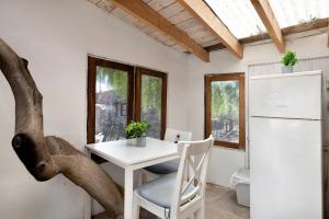 uma mesa branca e cadeira num quarto com uma janela em Aloe Art em Teguise