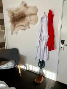una habitación con una pared con ropa colgada en la pared en Hotel Sisimiut en Sisimiut