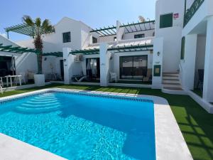 Villa con piscina frente a una casa en Oasis Blue - beautiful 1 bedroom apartment on private complex with pool en Tías