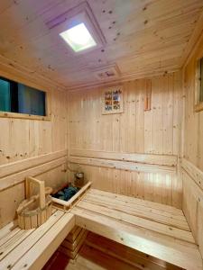 un sauna en bois avec un banc au milieu dans l'établissement Villa PaSon, à Khao Kho