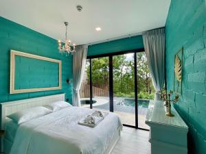 閣考島的住宿－Villa PaSon，一间卧室设有一张床和蓝色的墙壁