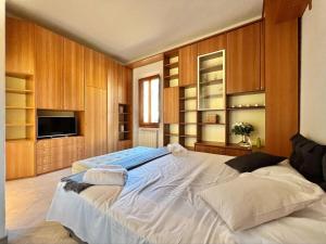 Sofy Squared San Firenze في فلورنسا: غرفة نوم كبيرة بسريرين ودواليب خشبية